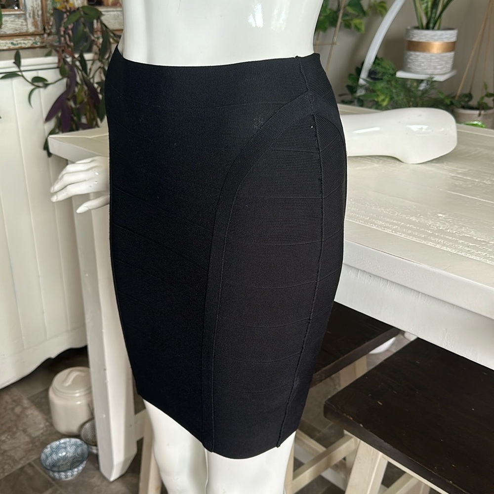 Guess size small black pencil zip up back skirt